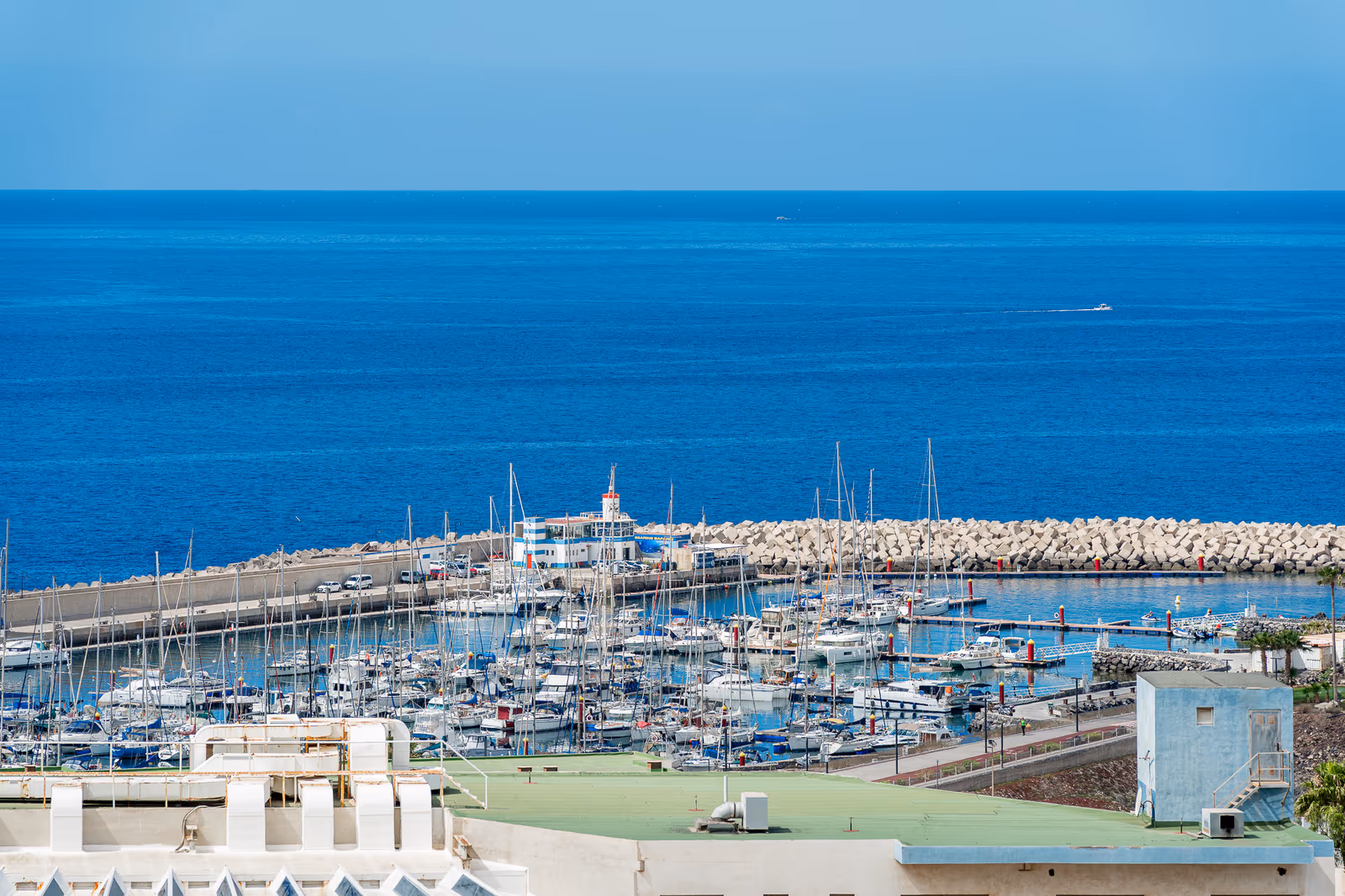Marina deportiva de Amarilla Golf con veleros y puerto frente al mar, San Miguel de Abona, Tenerife