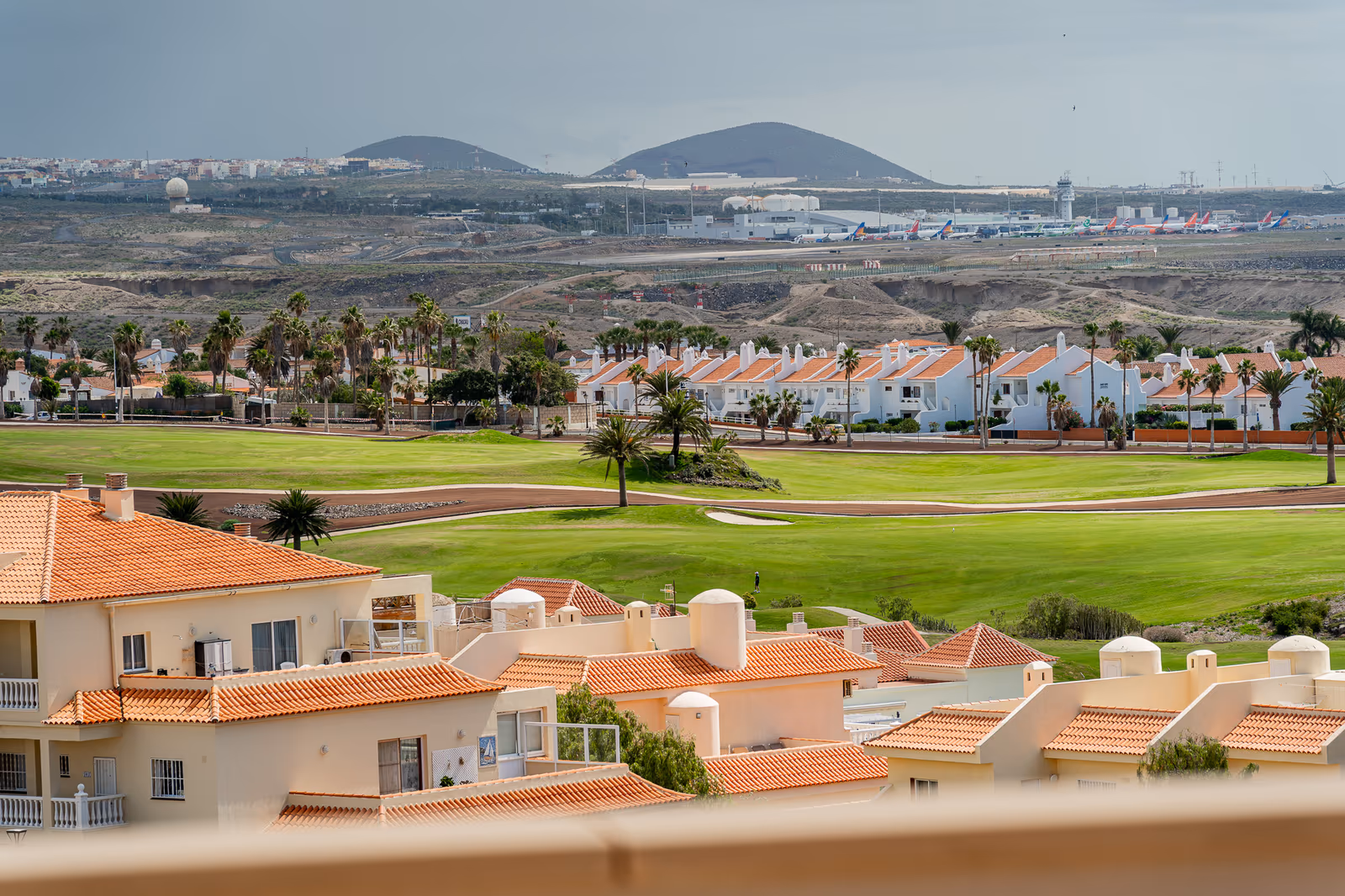 Campo de golf de Golf del Sur con villas de tejado rojo y el aeropuerto Tenerife Sur al fondo, San Miguel de Abona