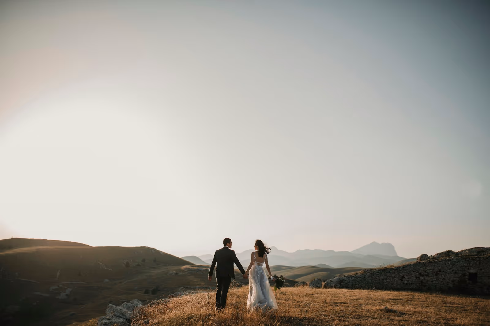Pareja caminando durante su boda en Tenerife con vistas al paisaje