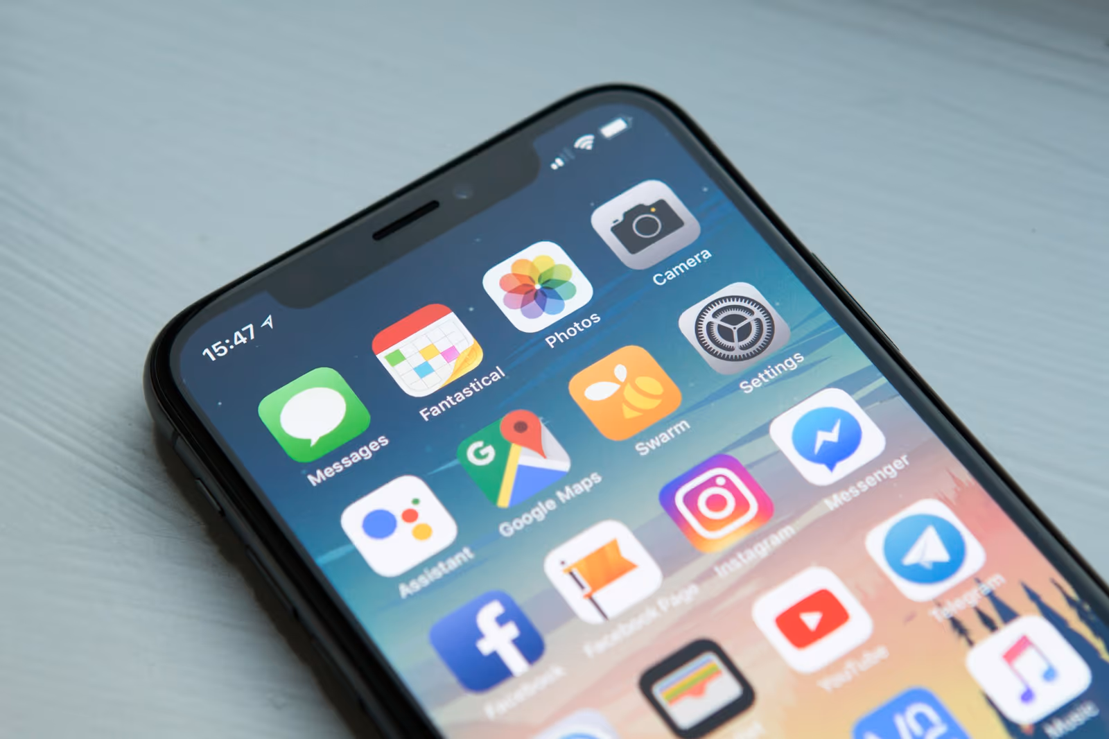 Smartphone mostrando Google Maps y ficha de negocio en Tenerife