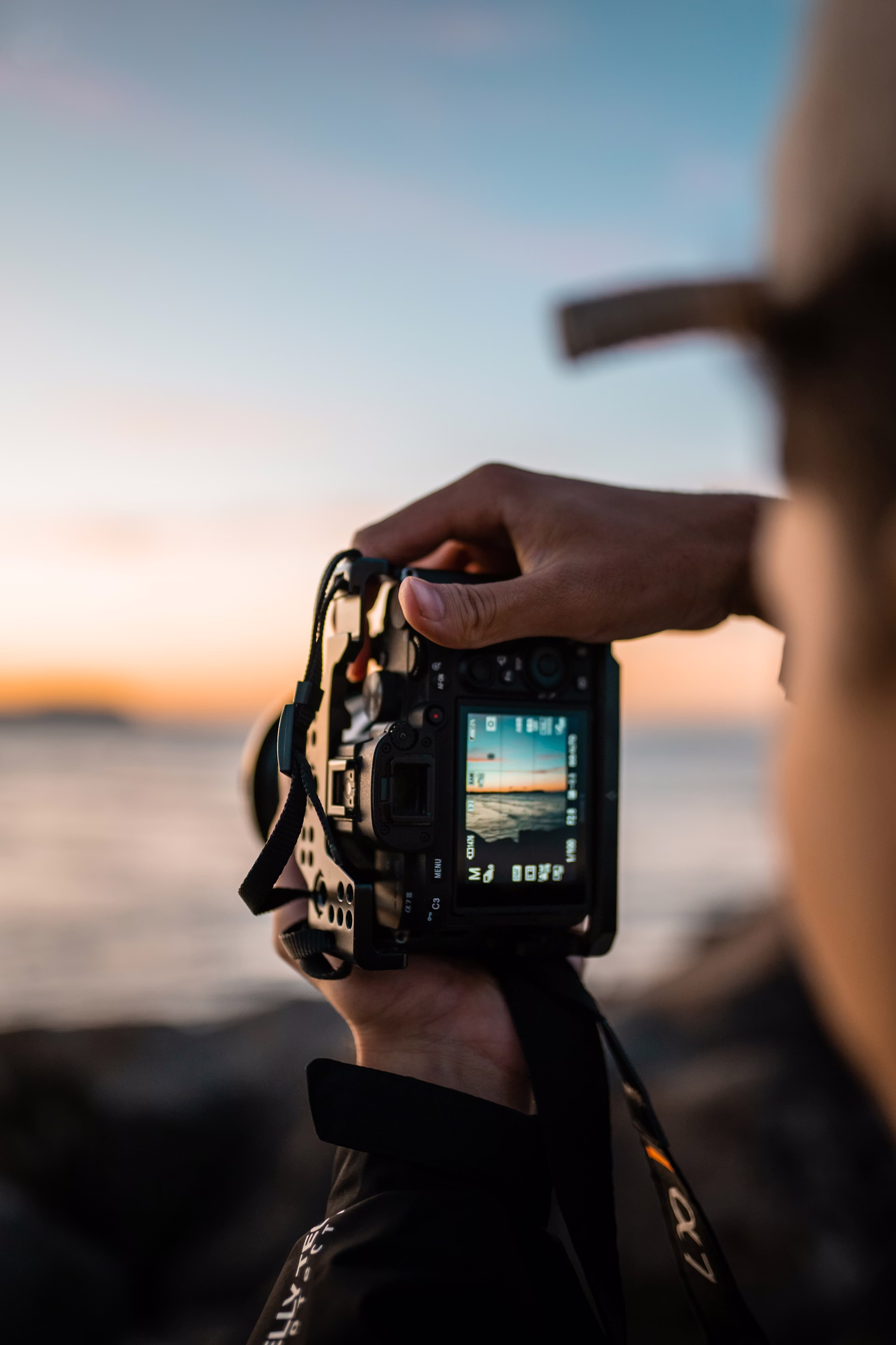 Fotógrafo profesional fotografiando en la costa de Tenerife