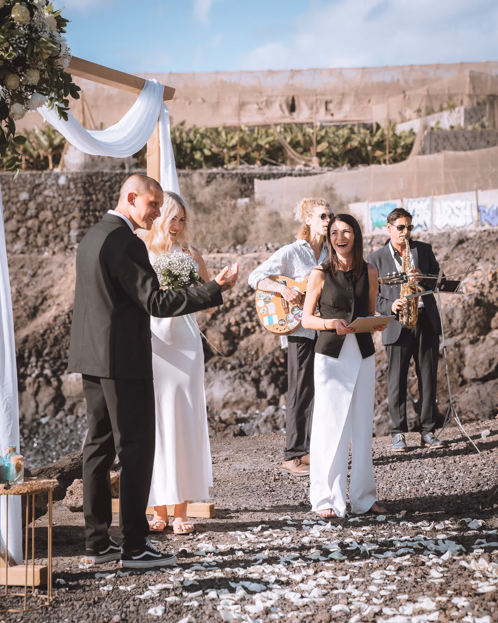 Fotografía de boda de Tomas e Ieva en Playa San Juan, Tenerife — imagen 3 de 20