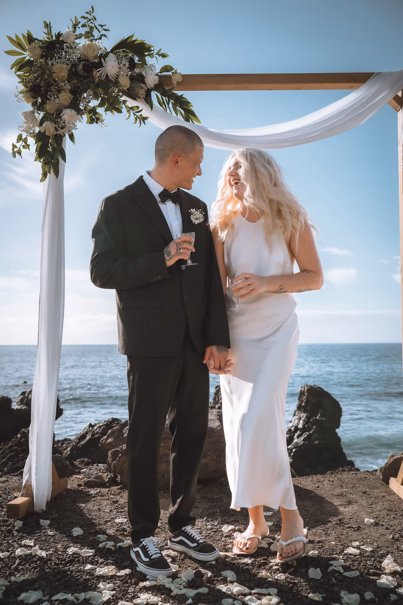 Fotografía de boda de Tomas e Ieva en Playa San Juan, Tenerife — imagen 12 de 20