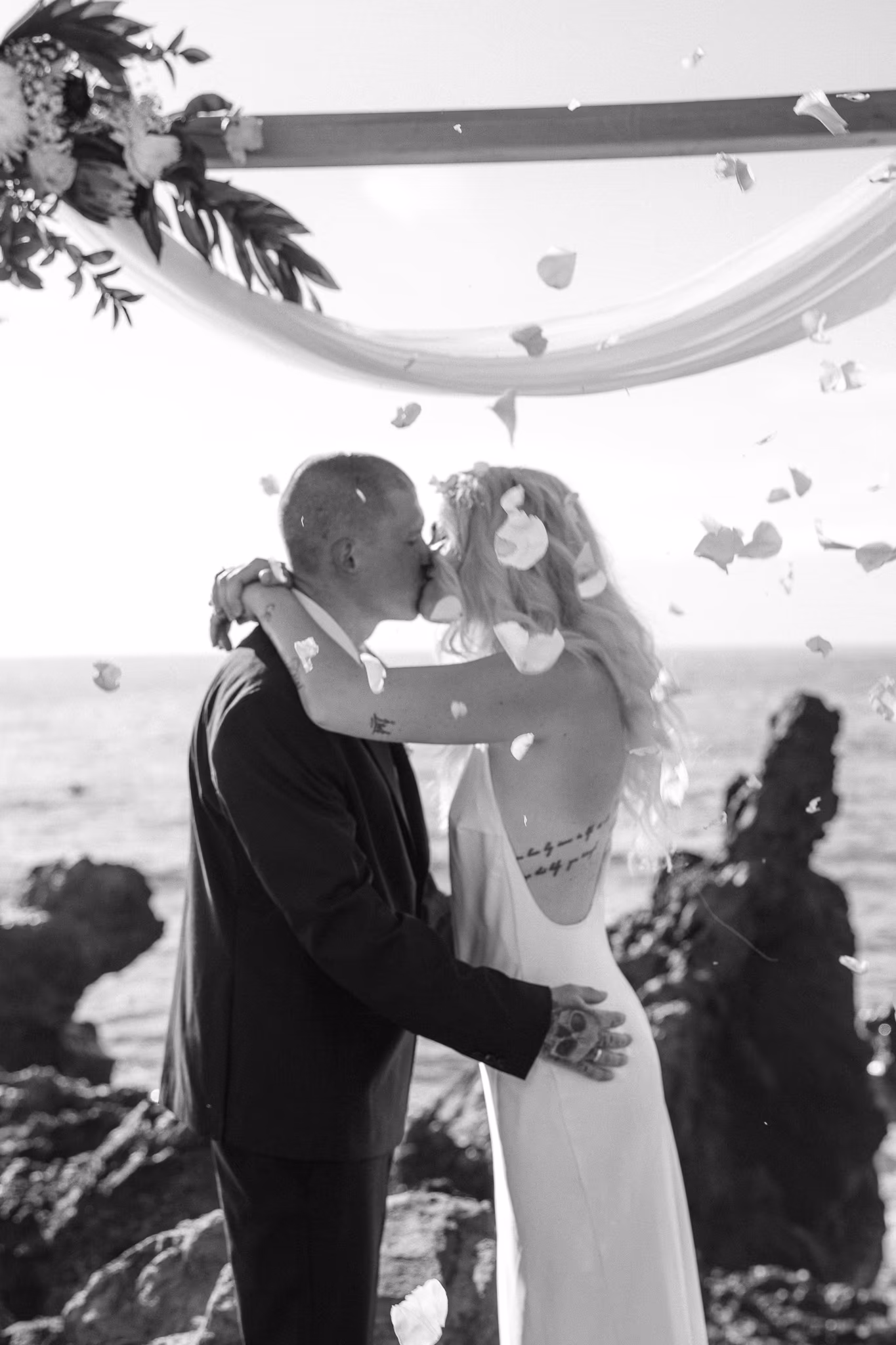 Fotografía de boda de Tomas e Ieva en Playa San Juan, Tenerife — imagen 17 de 20