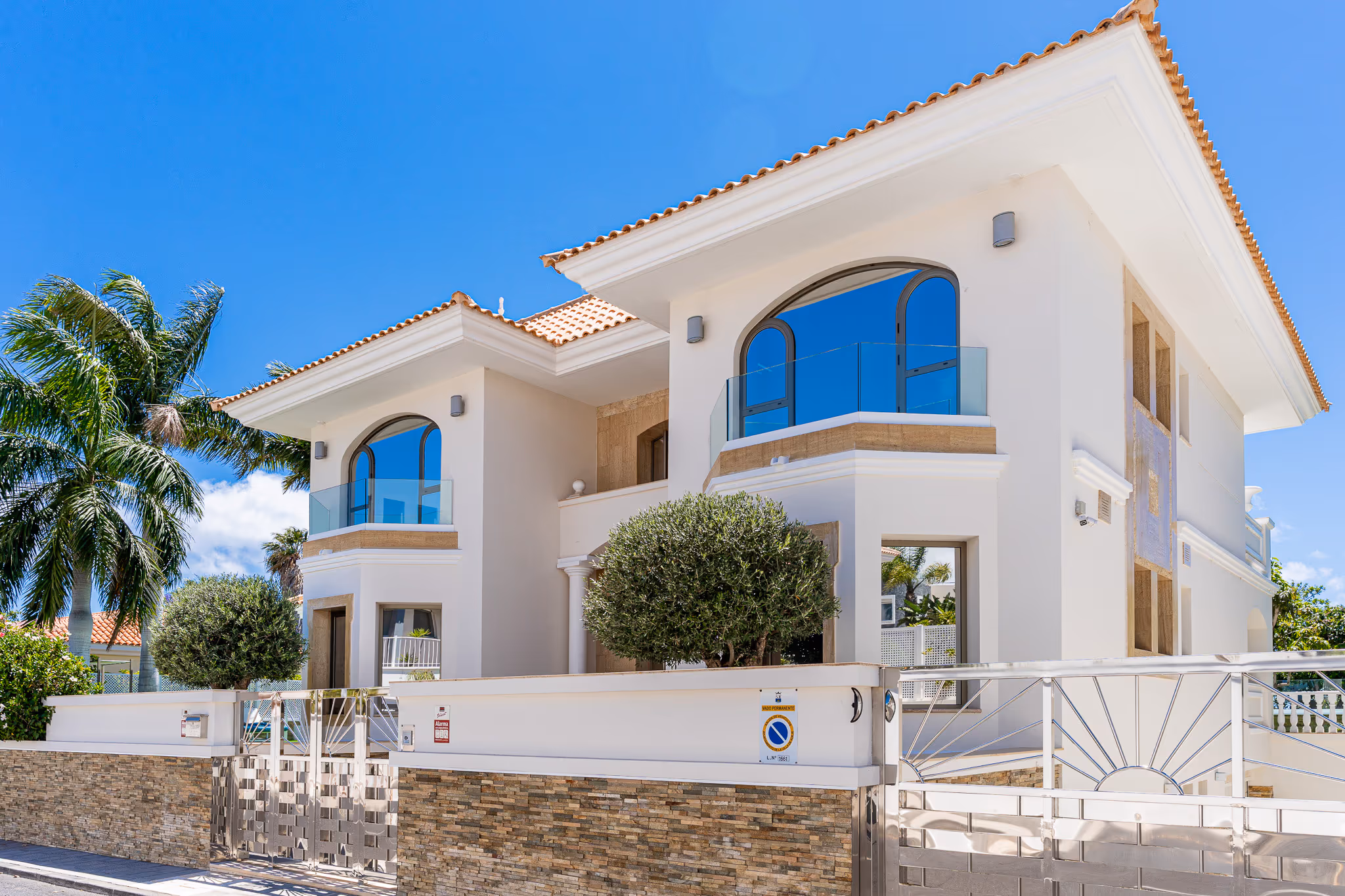Fotografía inmobiliaria de villa en La Caleta, Tenerife — imagen 2 de 30