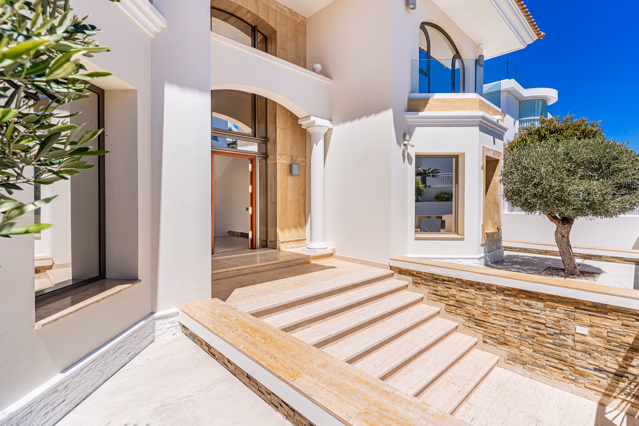 Fotografía inmobiliaria de villa en La Caleta, Tenerife — imagen 3 de 30