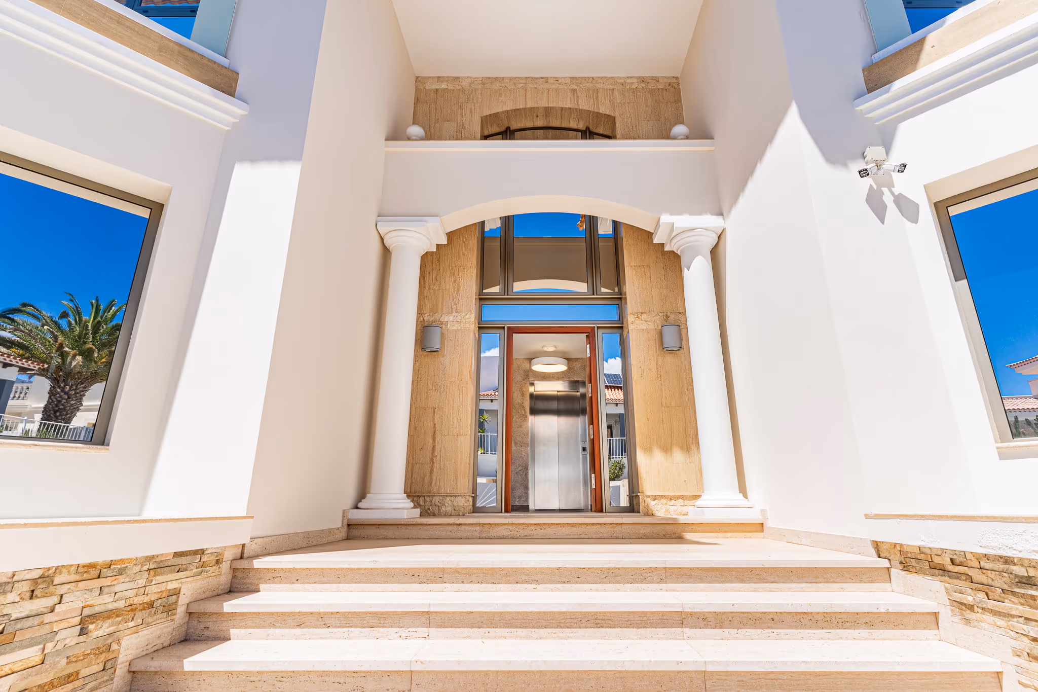 Fotografía inmobiliaria de villa en La Caleta, Tenerife — imagen 4 de 30